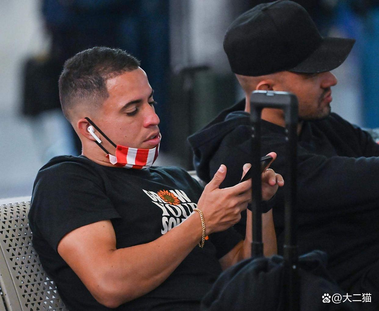 欧宝App-关于费耶诺德窗口期再遭质疑成都蓉城刷新队史纪录备战英超，网友：风云突变巴塞罗那赛后更衣室发声的信息